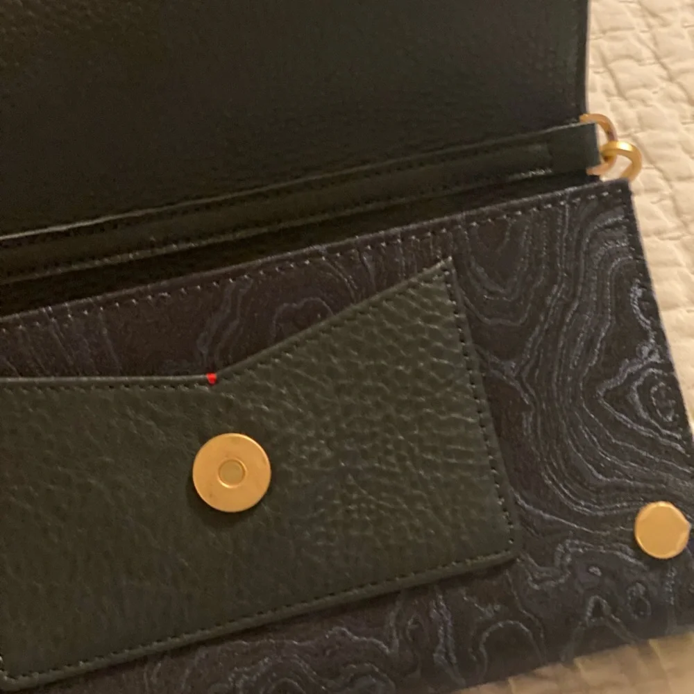 Hammitt AJ Crossbody
Clutch Satin Tides
Brushed Gold Clutch - Picture 3 of 12